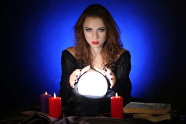 Halloween cadı koyu mavi zemin üzerine