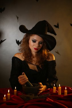 koyu arka plan üzerinde Halloween cadı