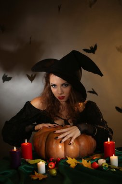 koyu arka plan üzerinde Halloween cadı