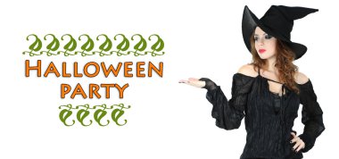 Beyaz süpürgeyle cadılar bayramı cadısı