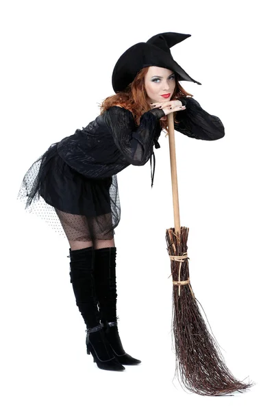 Хэллоуинская ведьма с метлой, изолированной на белом — стоковое фото