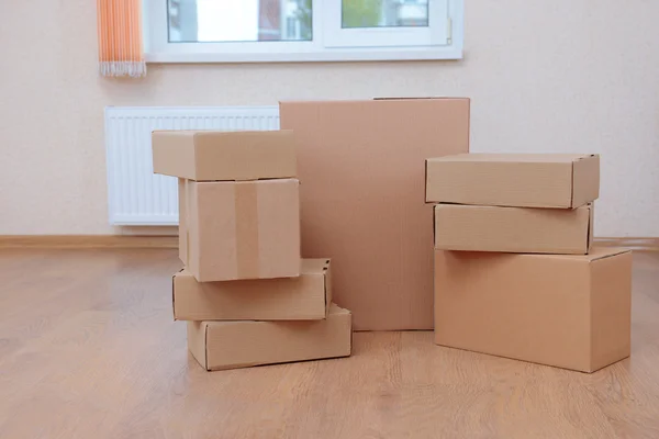 Empty room with stack of cartons: moving house concept — Stock Photo, Image