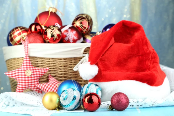 Hermosa composición de Navidad con juguetes de Navidad de cerca —  Fotos de Stock