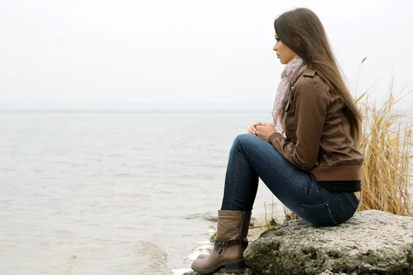 Ritratto di giovane donna seria vicino al fiume — Foto Stock