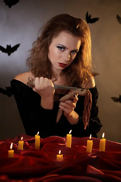 Хэллоуинская ведьма на тёмном фоне — стоковое фото