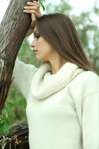 Ağacın yanında genç ciddi kadın portresi — Stok fotoğraf