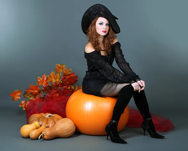 Halloween boszorkány seprű szürke háttér — Stock Fotó
