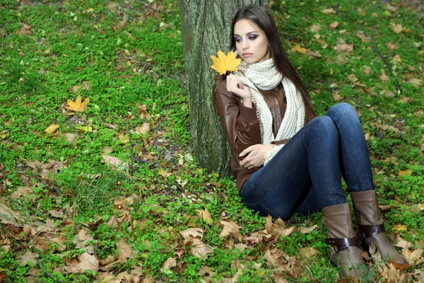 Eenzame triest vrouw in park — Stockfoto