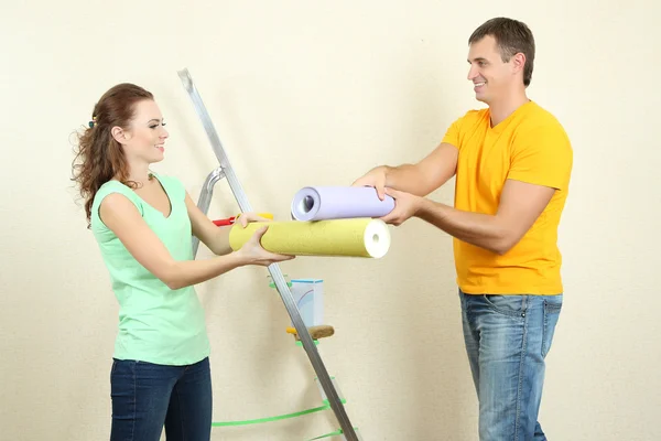 Jovem casal fazendo renovação na nova casa — Fotografia de Stock