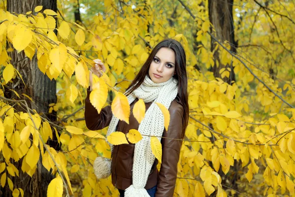 Portrait of young serious woman outdoors — Stock Photo, Image