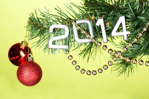 2014 cuelgue en el primer plano del árbol de Navidad en el fondo verde —  Fotos de Stock
