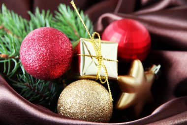 kahverengi saten kumaş üzerinde güzel bir Noel dekor