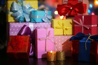 parlak zemin üzerine birçok hediyeler