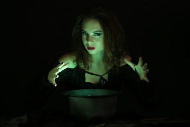 siyah arka plan üzerinde Halloween cadı