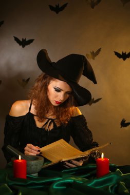 koyu arka plan üzerinde Halloween cadı