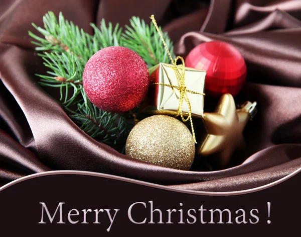 Bellissimo arredamento natalizio su un panno di raso marrone — Foto Stock