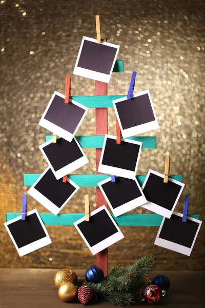 Árbol de abeto hecho a mano de madera con papel fotográfico vacío y decoración de Navidad sobre fondo brillante —  Fotos de Stock