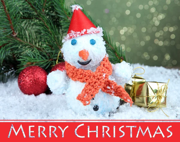 Vacker snögubbe och jul inredning, på ljus bakgrund — Stockfoto
