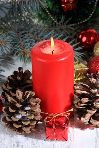 Kerstdecoratie met pine kegels close-up — Stockfoto