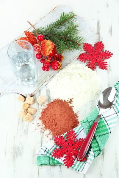 Cucinare i biscotti di Natale sul tavolo di legno — Foto Stock