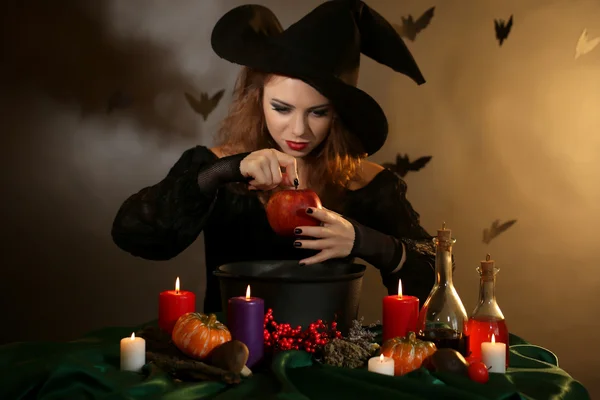 Хэллоуинская ведьма на тёмном фоне — стоковое фото