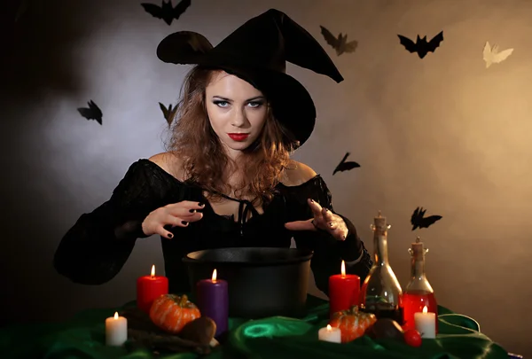 Halloween sorcière sur fond sombre — Photo