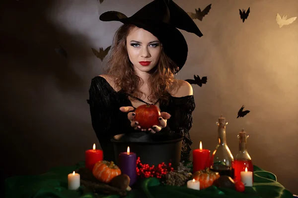 Halloween-Hexe auf dunklem Hintergrund — Stockfoto