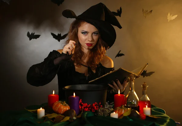 Halloween-Hexe auf dunklem Hintergrund — Stockfoto