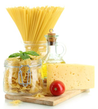 yağ, peynir ve üzerinde beyaz izole sebze ile makarna