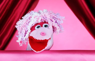 kukla göstermek, pembe arka plan