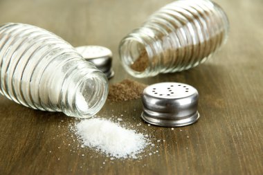 tuz ve biber mills, ahşap zemin üzerinde