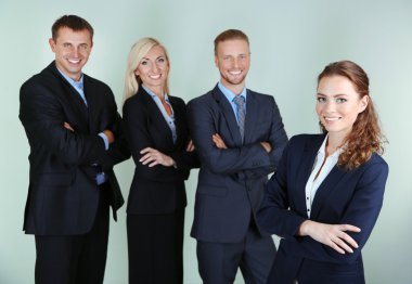 Grup iş adamları gri arka plan üzerinde