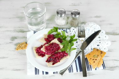tost plakaları üzerinde ahşap masa üzerinde pancar salatası