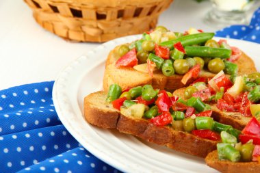 sandviç sebze ve plaka üzerinde ahşap masa yakın çekim yeşil