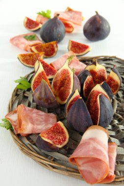 Beyaz ahşap masa üzerinde jambon ile lezzetli incir