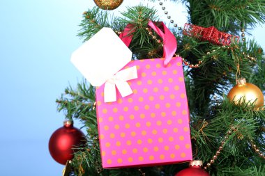 Hediyelik Noel ağacı renk arka plan üzerinde