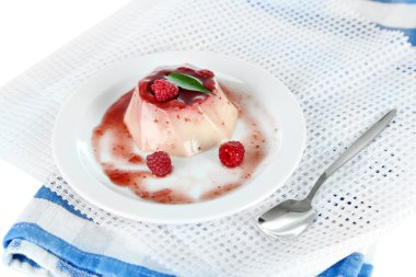 Panna cotta üzerinde beyaz izole frambuaz sos ile
