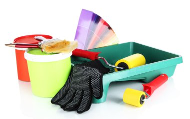 plastik kova boya, rulo, fırça ve parlak beyaz üzerinde izole renk paleti