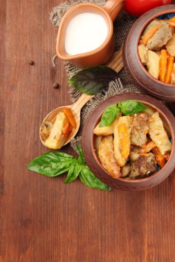 ev yapımı sığır stir fry ahşap zemin üzerinde tencere sebze ile