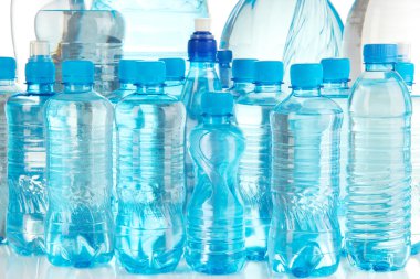farklı su şişeleri üzerinde beyaz izole