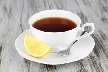 Tablo yakın çekim üzerinde limon ile çay