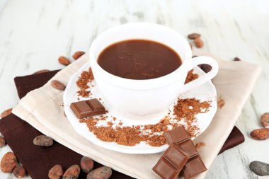 kakao tozu peçete ahşap tablo üzerinde Kupası