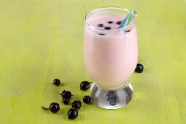 ahşap masa yakın çekim blackberry ile lezzetli muzlu süt