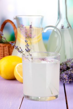 Lavanta limonata cam şişe ve sürahi, parlak zemin üzerine Menekşe ahşap tablo