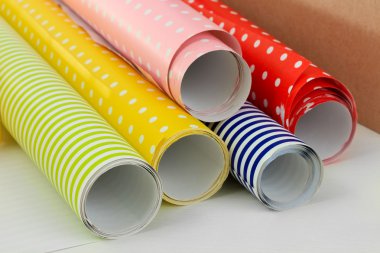 hediyeler üzerine beyaz izole kaydırma renkli kağıtlar