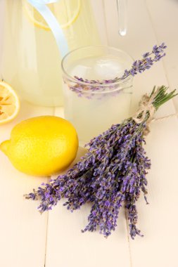 Beyaz ahşap zemin üzerinde lavanta limonata