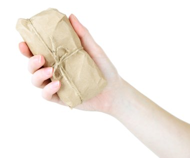 kadın el telefon tutarak kahverengi kraft kağıt sarılı