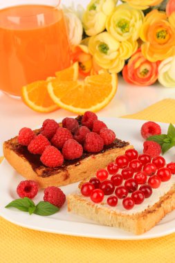 Tablo yakın çekim üzerinde meyveleri lezzetli ekmek