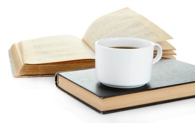 fincan kahve ve üzerinde beyaz izole kitap