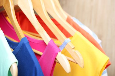 Daire askı üzerinde açık renkli giysiler